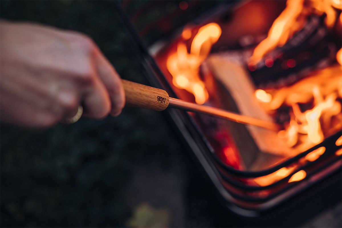 Höfats - Schürhaken mit Flammenbläser auf Edelstahlfuß